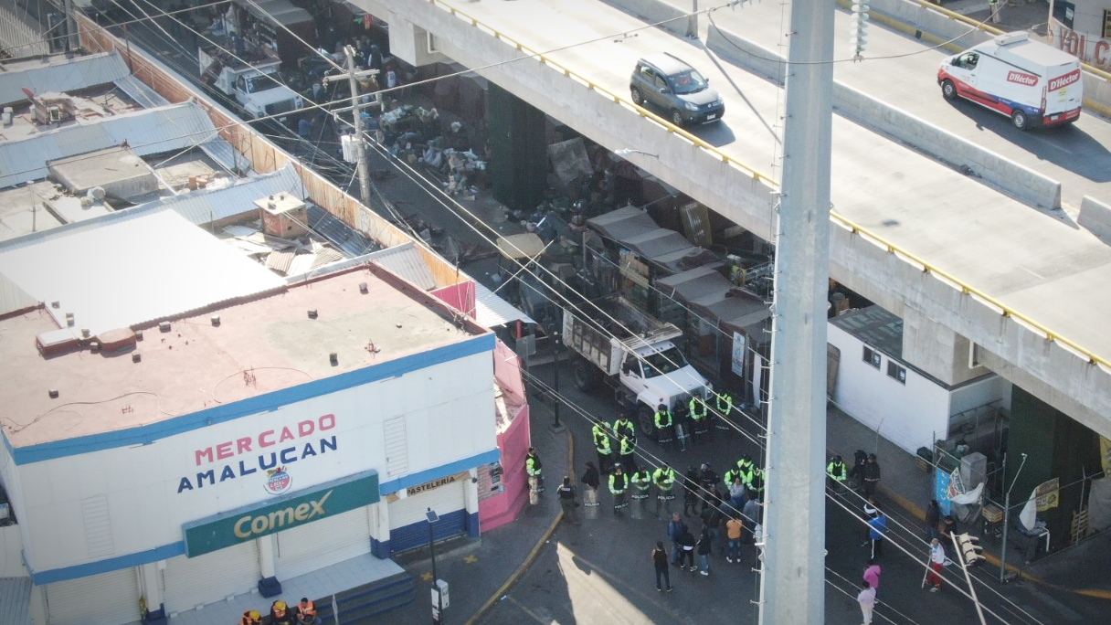 Retiran casetas de comerciantes afuera del Mercado Amalucan!