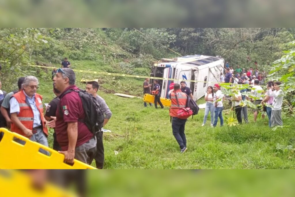 Volcadura, Nauzontla, autobús de pasajeros, Sierra Norte, Protección Civil Estatal