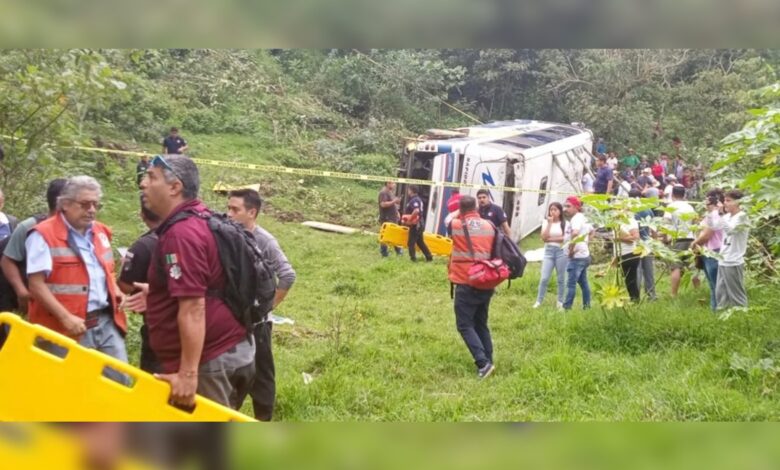 Volcadura, Nauzontla, autobús de pasajeros, Sierra Norte, Protección Civil Estatal