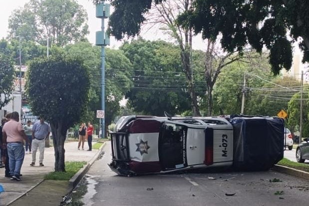 Volcadura, patrulla, Tecomatlán, Circuito Juan Pablo II, Prados Agua Azul, Tránsito Municipal, Araceli García Carrión, Avelino Rivera Campos