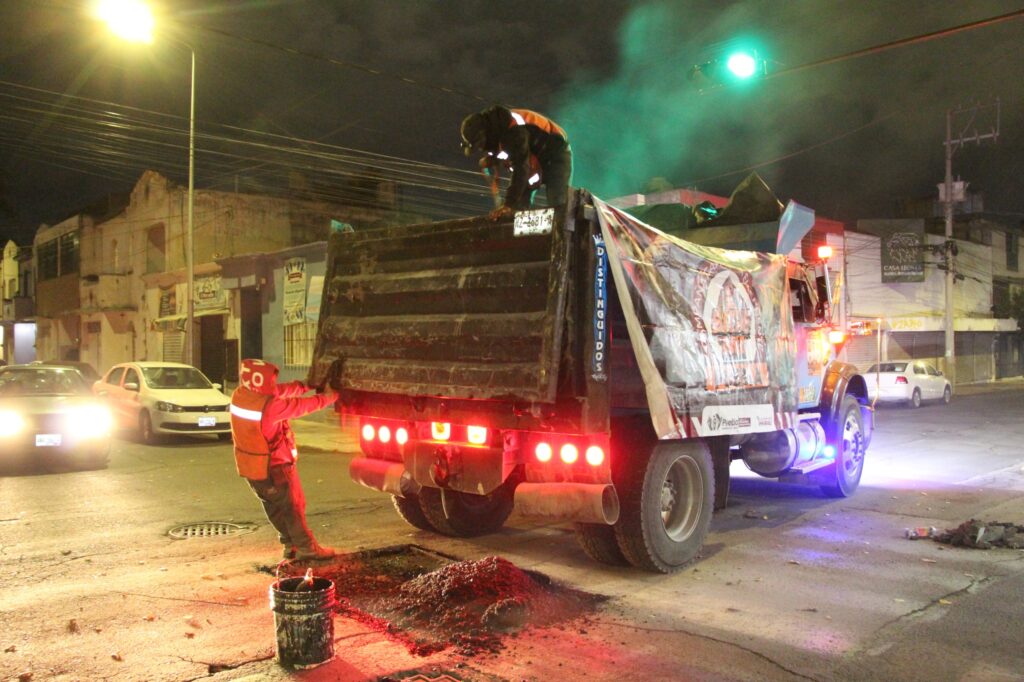 bacheo nocturno, baches, Puebla capital, Pepe Chedraui