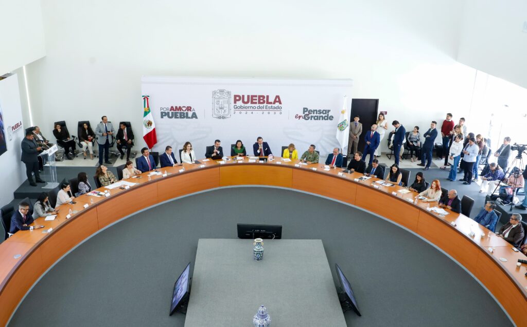 Gobierno de Puebla, maquinaria, mantenimiento, carreteras, Alejandro Armenta