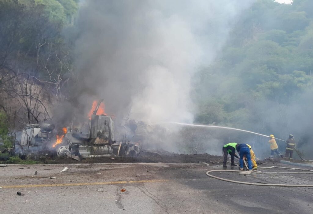 explosión, Puebla-Tlapa, pipa con gasolina, cierre vial, lesionado, cuerpos de emergencia, Guerrero, Alpoyeca