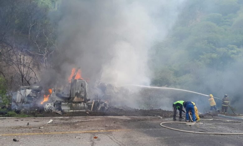 explosión, Puebla-Tlapa, pipa con gasolina, cierre vial, lesionado, cuerpos de emergencia, Guerrero, Alpoyeca