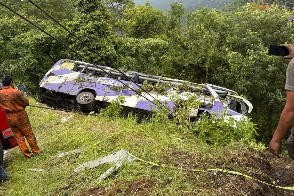 volcadura, autobús de pasajeros, línea Futura, Huauchinango, carretera federal México-Tuxpan