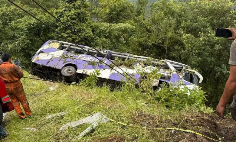 volcadura, autobús de pasajeros, línea Futura, Huauchinango, carretera federal México-Tuxpan