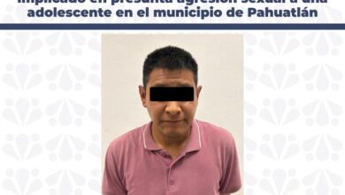 *GUÍAS* 1.- Sujetos desconocidos ejecutaron a un joven de 25 años, tras dispararle en el rostro, en calles de Bosques de Santa Anita. 2.- El conductor de un KIA blanco murió tras incrustarse en la barra de contención del Periférico a la altura de Cuautlancingo. 3.- Dos jóvenes que eran primos, murieron la noche del sábado al destrozar su motocicleta deportiva en la federal a Tehuacán. 4.- Otro motociclista murió impactado por un camión de la línea Altiplanos en la Ramal Aeropuerto, la mañana de este domingo. 5.- La BUAP confirmó el deceso de un alumno de preparatoria en Amozoc, tras un accidente de motocicleta la semana pasada, en la federal a Tehuacán. 6.- El conductor de una vagoneta perdió la vida al chocar contra un árbol en la Sierra Norte de Puebla. 7.- Dos hermanos de oficio obreros, fueron ejecutados en calles del cuarto barrio de Huejotzingo, por sujetos que lograron darse a la fuga. 8.- Agentes ministeriales detuvieron en Guanajuato a un segundo implicado en el caso de violación de una menor de edad, en Pahuatlán.
