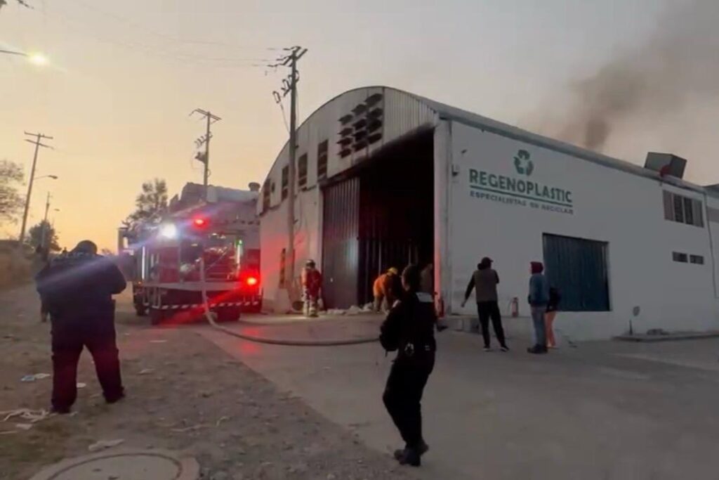 incendio, Totimehuacán, bodega de Regenoplastic, Santa Catarina, Bomberos, Protección Civil