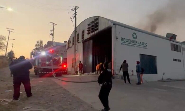 incendio, Totimehuacán, bodega de Regenoplastic, Santa Catarina, Bomberos, Protección Civil