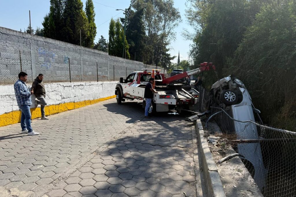 Cuautlancingo, Chautenco, choque, atropellamiento, zanja, detenido, lesionada
