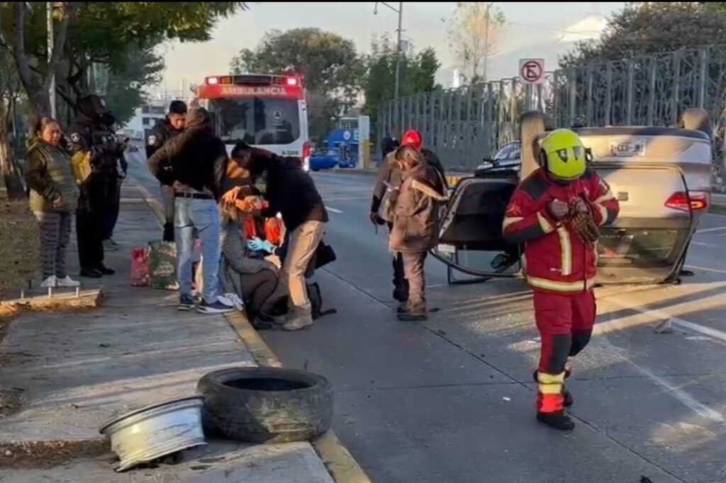 volcadura, DiDi, Calzada Zaragoza, Los Fuertes, paramédicos de Cruz Roja