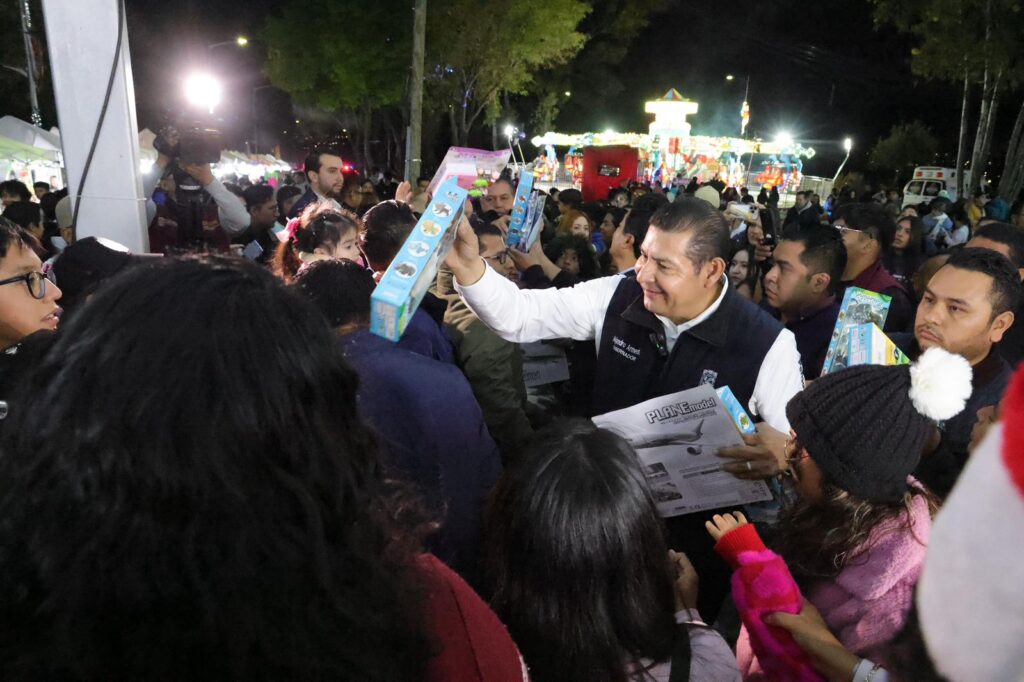 Gobierno de Puebla, Alejandro Armenta, entrega de juguetes, bienestar, alegría, Centro Expositor