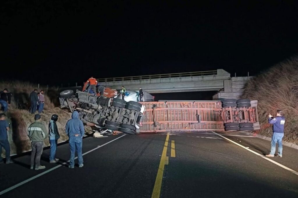 choque, tractocamiones, Amozoc-Perote, autopista, Cuapiaxtla, San José Chiapa