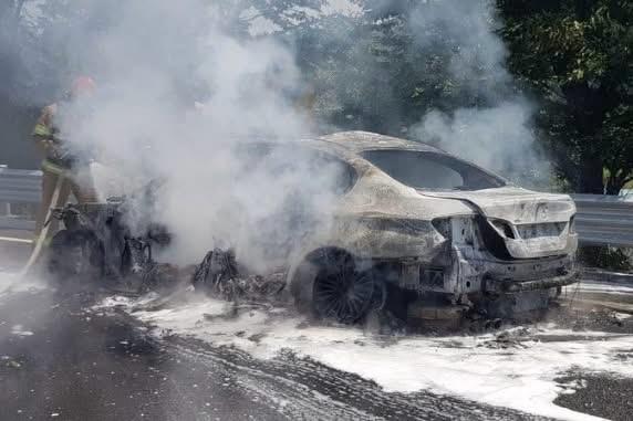 calcinado, BMW, carretera a Huejotzingo, Calpan, Domingo Arenas, FGE, investigaciones, bomberos, Santa Catarina Ayometla