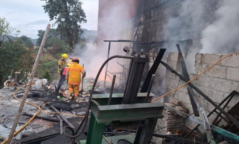 El personal de la Cruz Roja y demás cuerpos de emergencia coordinaron el traslado de los tres lesionados al Hospital General de Huauchinango para recibir tratamiento médico especializado
