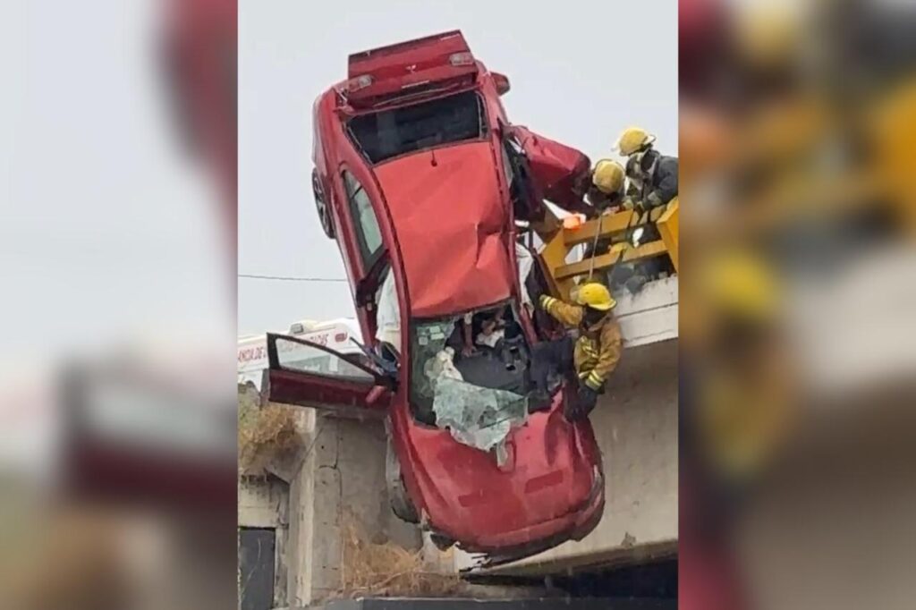 volcadura, Periférico, Av. Ferrocarril, Santiago Momoxpan, San Pedro Cholula, Cuautlancingo, SSP, Bomberos, rescate