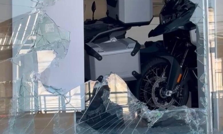 cristalazo, robo, agencia BMW, Obrera Textil, Bulevar Esteban de Antuñano, accesorios, motociclista