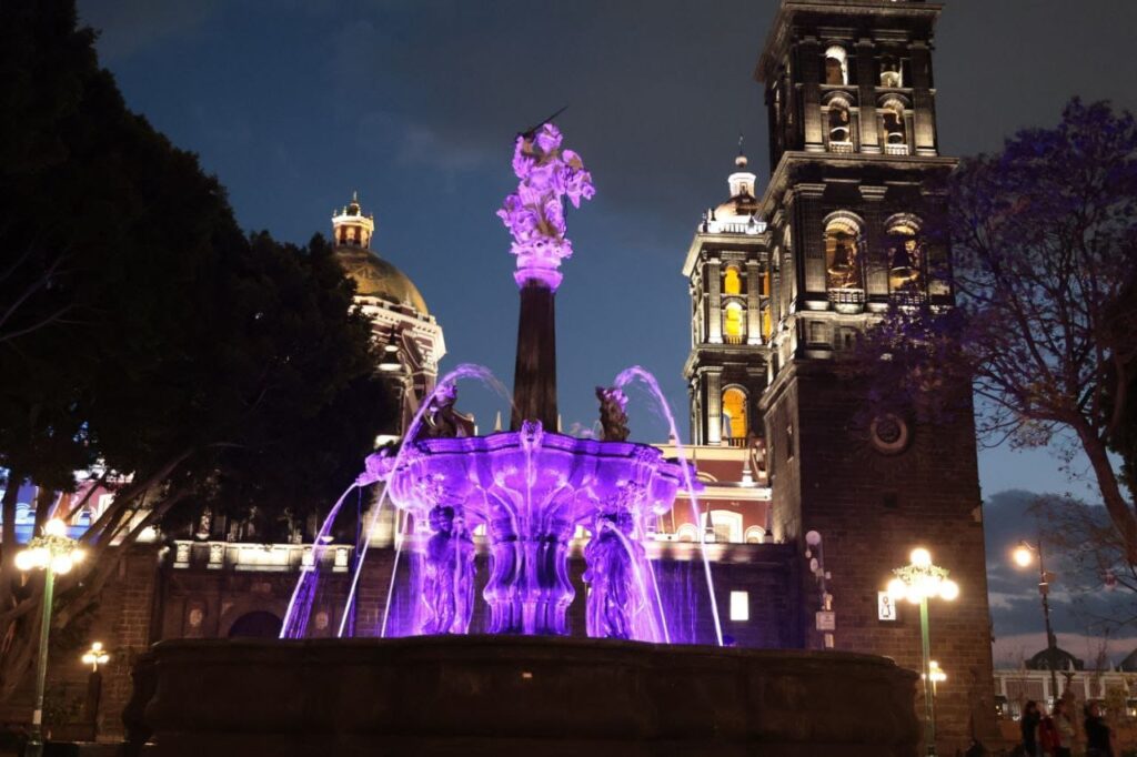 Pepe Chedraui, Mujeres que Brillan, fuentes, iluminación violeta, Día de la Mujer, Gobierno de la Ciudad