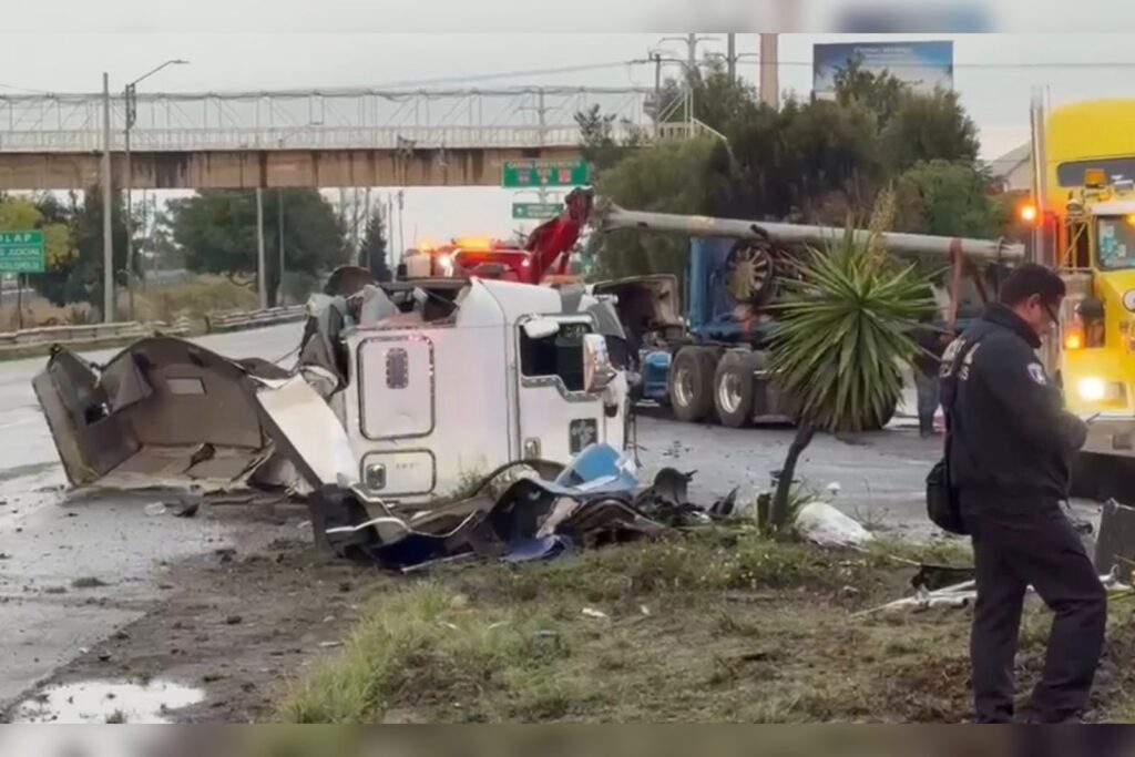 volcadura, choque, Periférico, Bulevar Forjadores, tractocamión