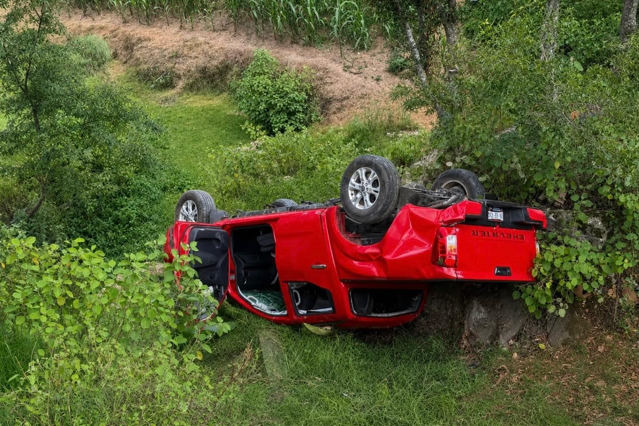 accidente, volcadura, Zautla, cuerpos de emergencia, FGE