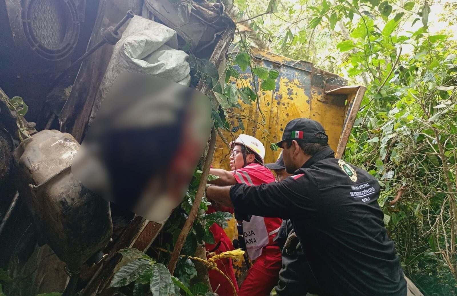 volcadura, accidente, prensado, Xicotepec de Juárez, barranco, volcadura, Cruz Roja